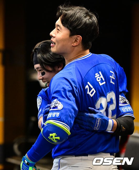 [사진]김헌곤에 안긴 김성윤