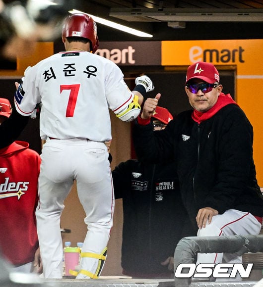 [사진]이숭용 감독, ‘최준우 역시 최고야’