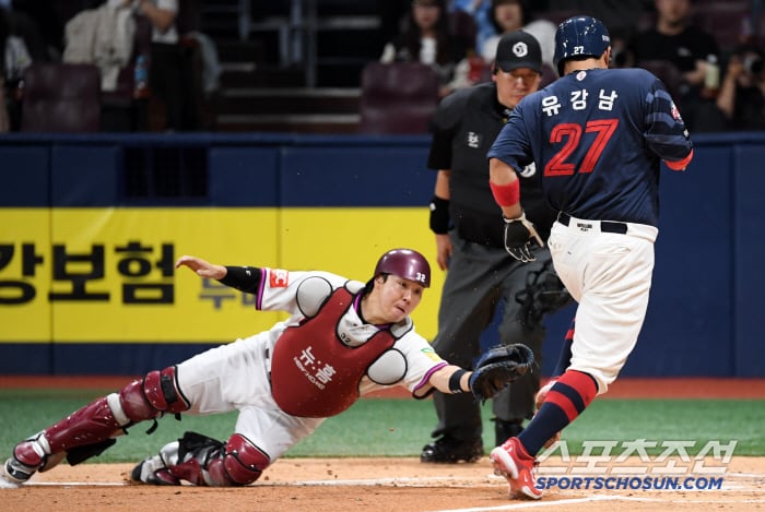 [포토] 유강남 ‘홈에서 아웃’