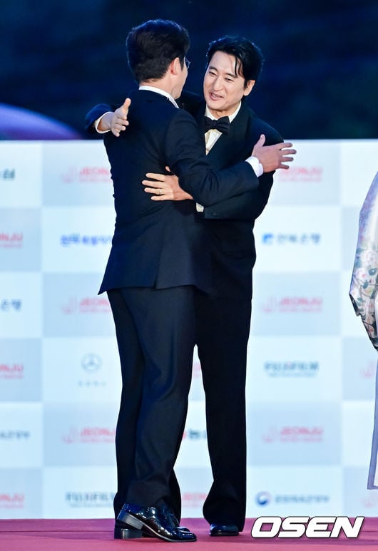 [사진]정준호와 포옹하는 신현준