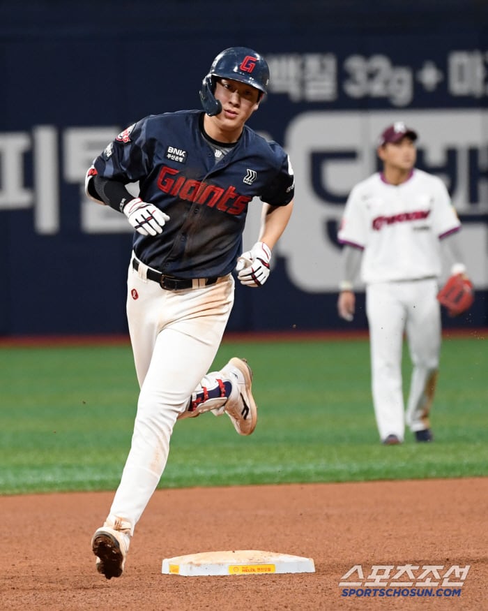 [포토] 나승엽 ‘투런포’