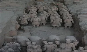 중국 30대 남성, 진시황 병마용 구덩이 뛰어들어 유물 파손