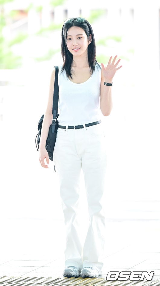[사진]이유비 출국, ‘상큼 인사 전하며’