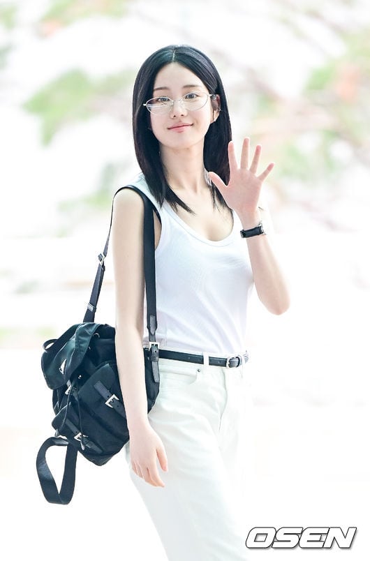 [사진]이유비, ‘예쁜 미소 선물하며 출국’