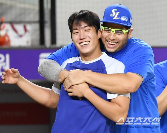 [포토] 원태인 10승 축하하는 후라도