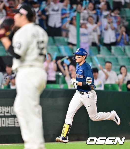 [사진]김주원,’바뀐 투수 이로운 상대로 동점 스리런’