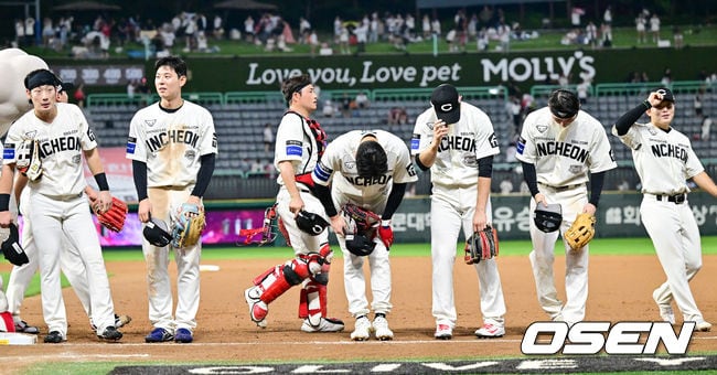 [사진]10-8 역전승 거둔 SSG,’3위 지켜냈어요’