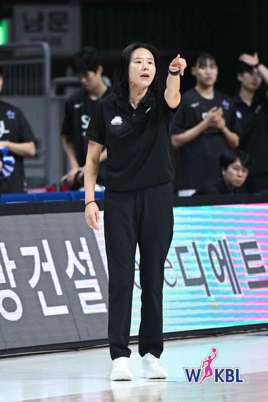 ‘여자농구 쉽지 않네…’ 최윤아-이상범 감독, WKBL 데뷔전에서 나란히 참패