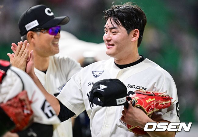 [사진]조병현,’이숭용 감독님! 2점차 승리와 3위도 지켰어요’