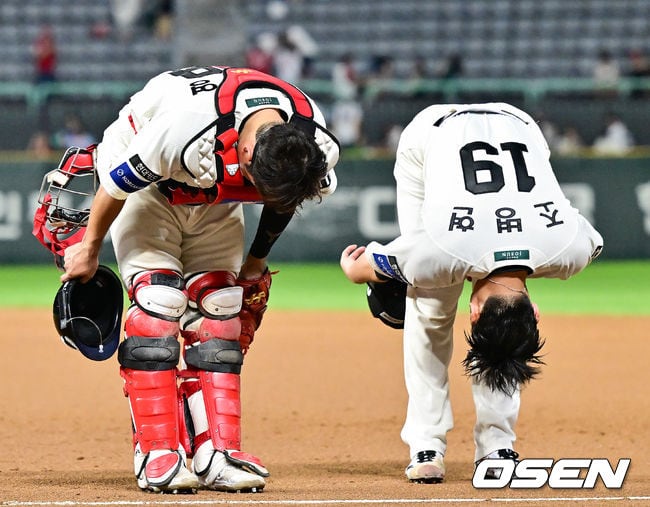 [사진]팬들 향해 90도 인사 이지영-조병현,’마음 졸이게 만들어 죄송합니다’