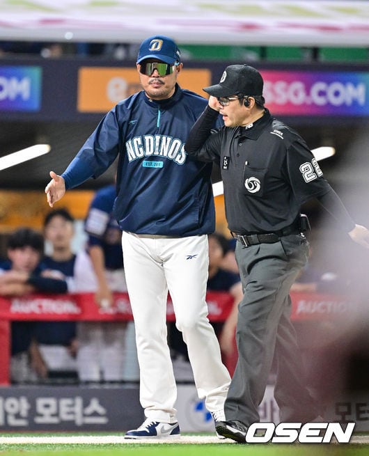 [사진]박민우 홈태그아웃 판정 비디오판독 요청하는 이호준 감독