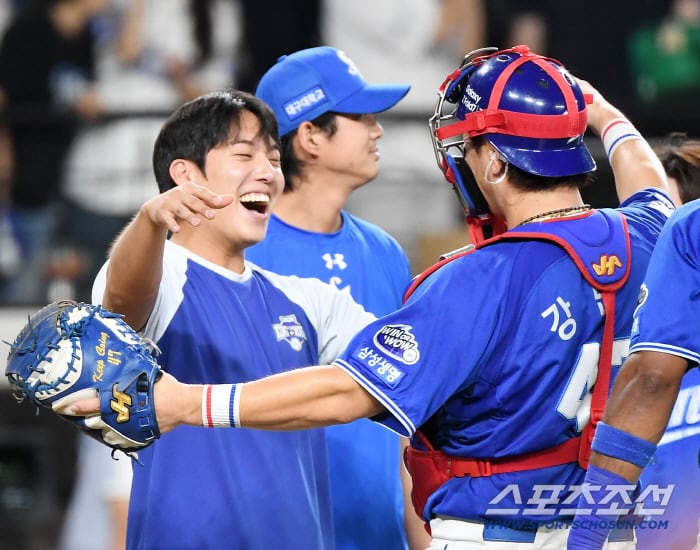 [포토] 10승 거둔 원태인, 강민호와 뜨겁게 포옹