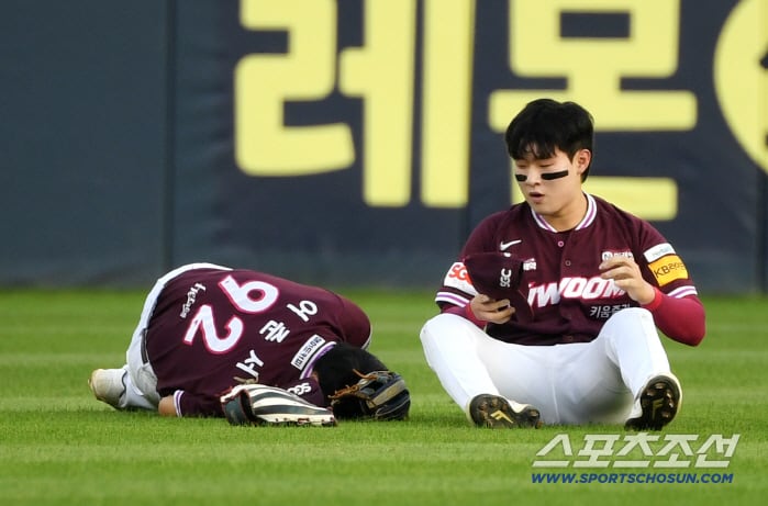 [포토] 충돌 후 쓰러진 키움 어준서와 전태현
