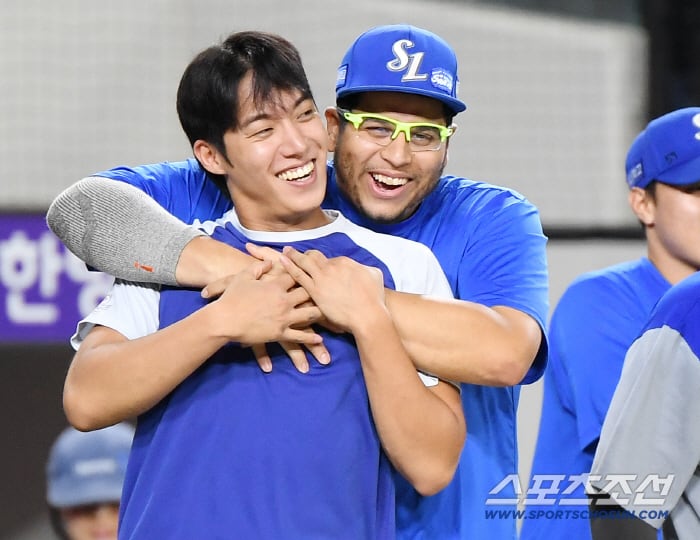 [포토] 후라도 ‘원태인 10승 축하해’