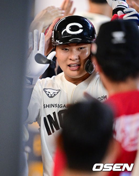 [사진]추격의 스리런 고명준,’이제 단 한점 차’