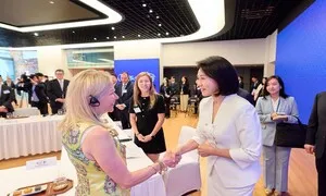김혜경 여사 “한식 인기 많아…코리아타운 보고 실감”
