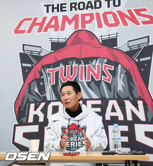 [사진]인터뷰 하는 염경엽 감독,’챔피언으로 가는 길’