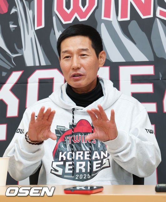 [사진]2차전 앞두고 인터뷰하는 염경엽 감독