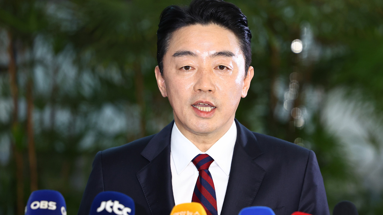 ‘방산 특사’ 강훈식, 폴란드로 출국…다연장로켓 ‘천무’ 계약 지원