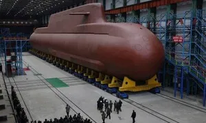 북한 ‘8700t급 핵잠’, 함교에 SLBM 발사관 10기 달고 제 성능 발휘할까