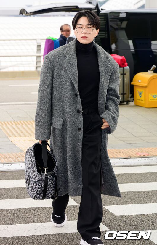 [사진]김명수(엘), 롱코트로 완성한 공항패션