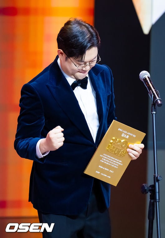 [사진]감스트, 스포츠 스트리머 대상 받고 주먹 불끈
