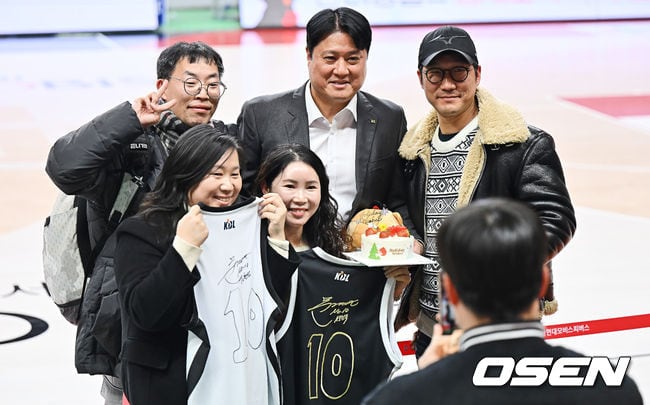 [사진] 문경은 감독, 역대 7번째 300승 팬들과 함께 기념