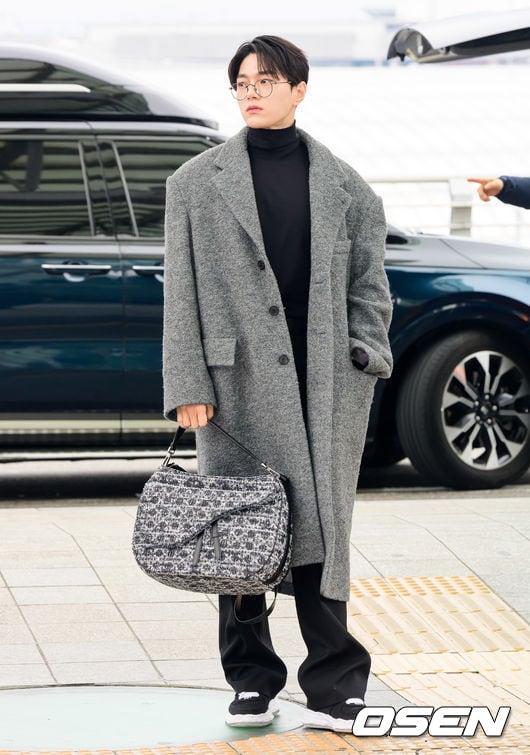 [사진]김명수(엘), 올블랙에 그레이 코트