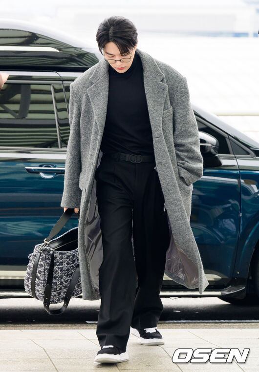 [사진]김명수(엘), 그레이 롱코트로 분위기 있게