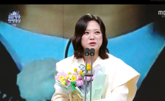 “나래 팀장 고마워” 김숙, 논란의 박나래 품었다..최우수상 소감 눈길 [2025 MBC연예대]