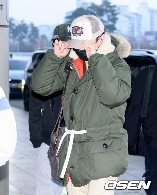 [사진]엔하이픈 제이,’모자 고쳐쓰고’