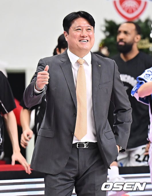 “내가 오래 했구나 싶다” 문경은 감독, ‘역대 7호’ 통산 300승 달성…KT, 현대모비스 잡고 3연패 탈출