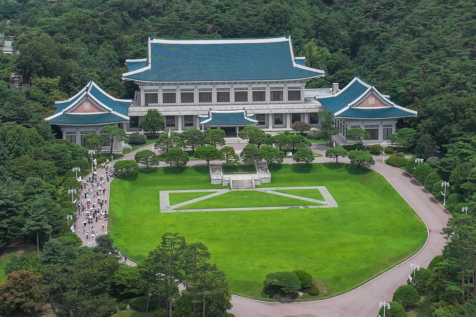 0시 봉황기 다시 올랐다… 李, 오늘 청와대 첫 출근
