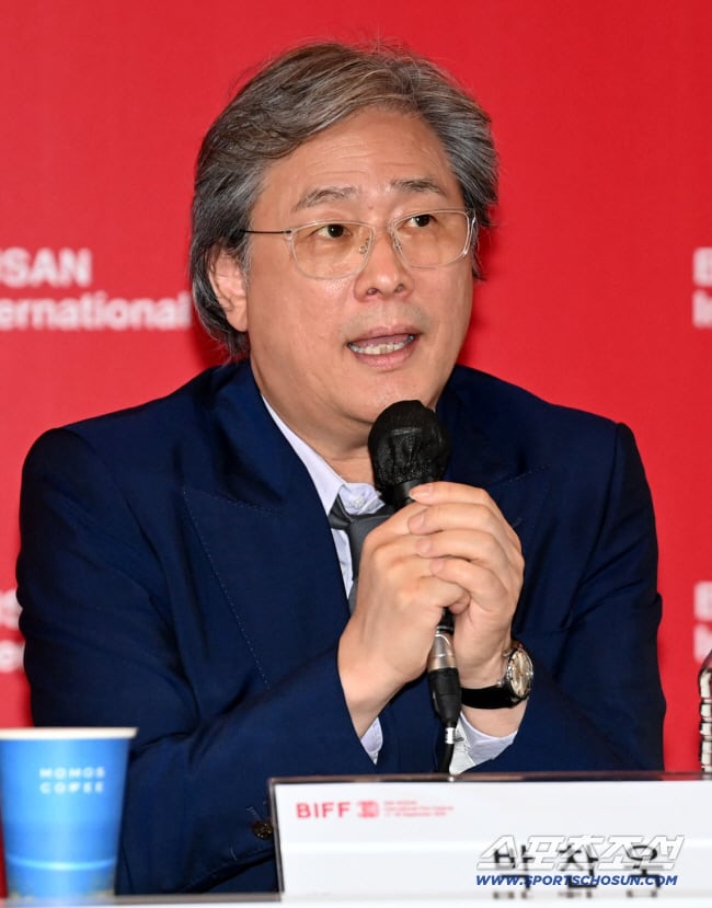 [종합] 오스카 빨간불? 박찬욱 ‘어쩔수가없다’ 美크리틱스초이스 수상 불발..’케데헌’ 2관왕