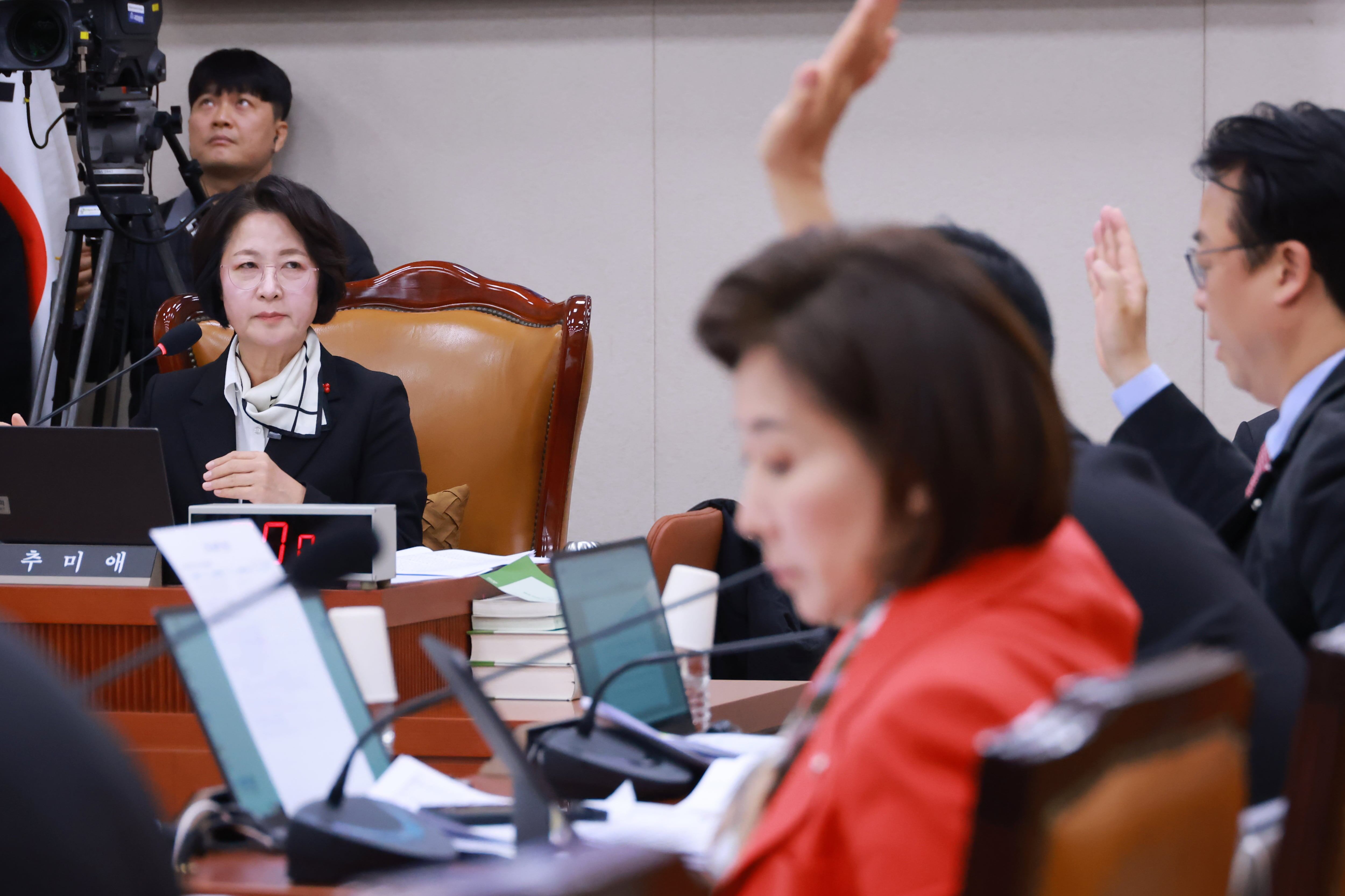 [정치 인사이드] ‘외교 일정 때마다 사고’ 법사위… 與, 이번엔 미뤘다