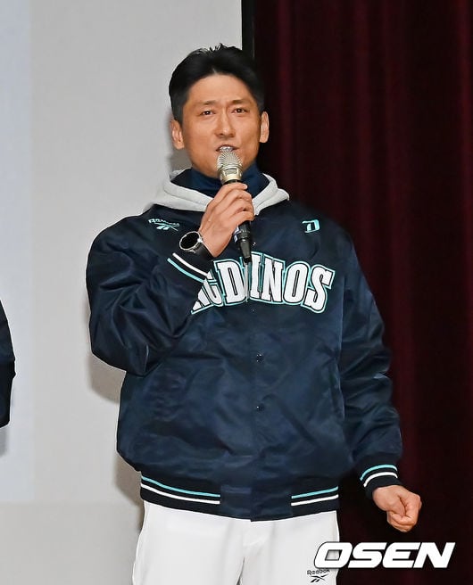 [사진] 인사말 하는 김경태 코치
