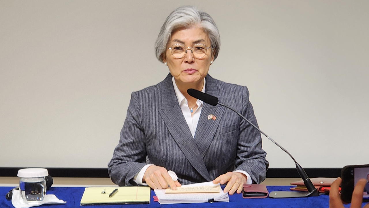 강경화 “트럼프 방중 때 북미 대화 모든 가능성 염두”