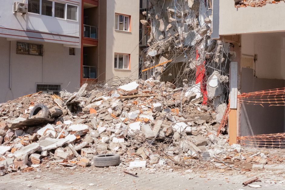 Japan earthquake searches continue overnight, with people missing in collapsed mall and factory – BBC