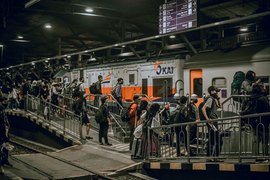Thousands of rail passengers hit by power failure disruption