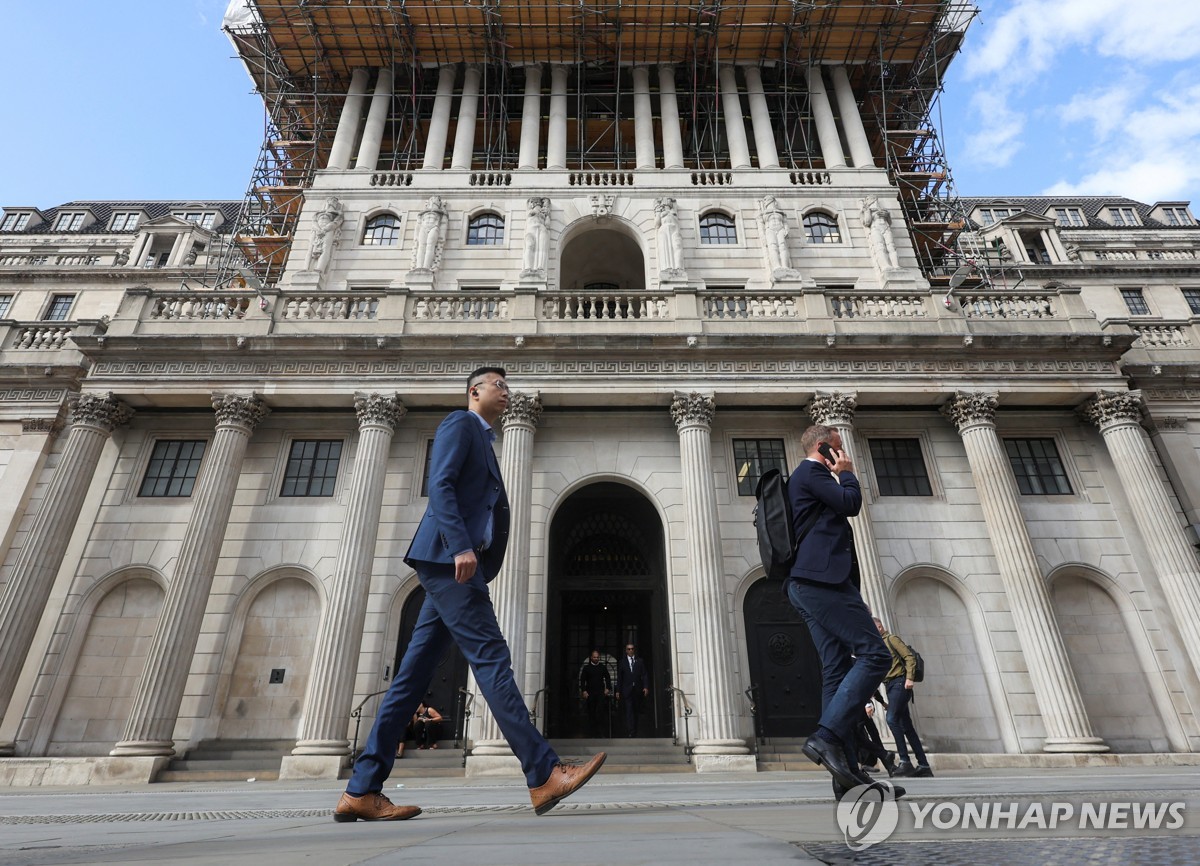영국 금리 동결했지만…BOE 총재 “금리 인상 가능성” 시사(종합)